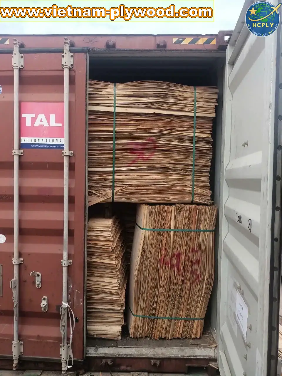 loading core veneer into export container vietnam hcply