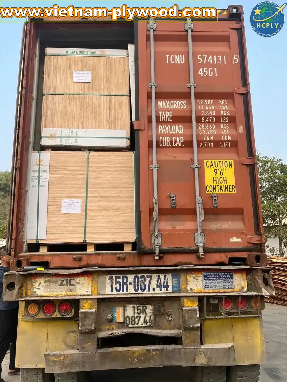 loading plywood boards hc container vietnam hcply